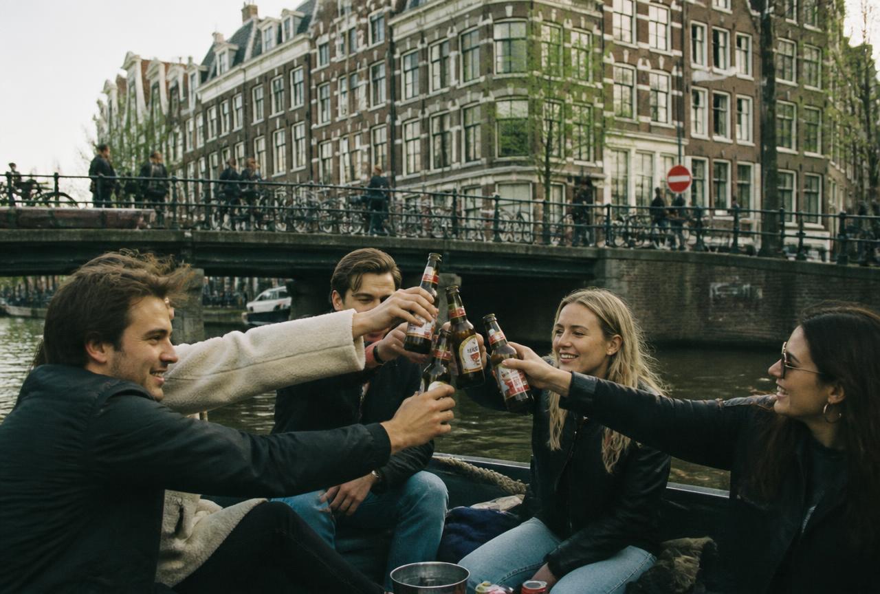 Studenten feesten op een boot in Amsterdam