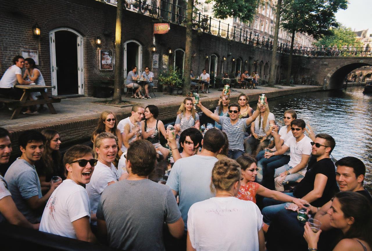Studenten feesten op een boot in Utrecht