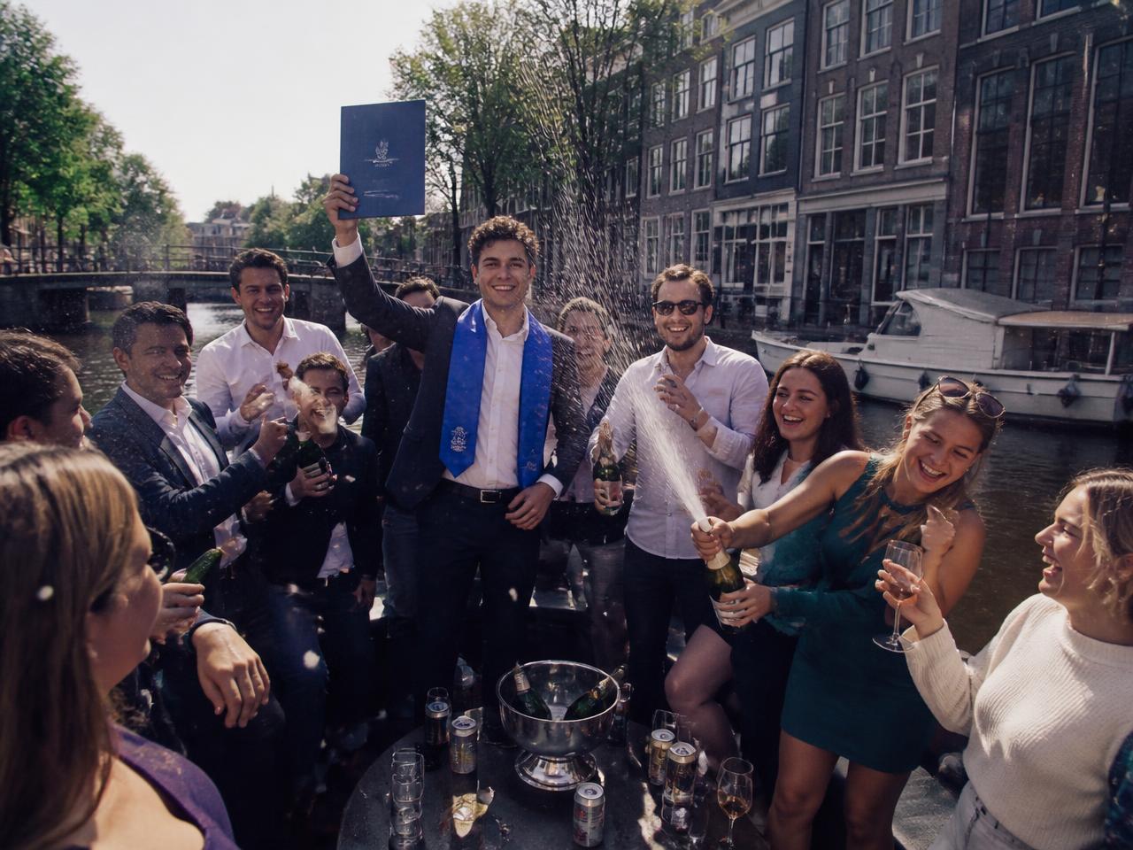 Afstudeerfeest op een boot